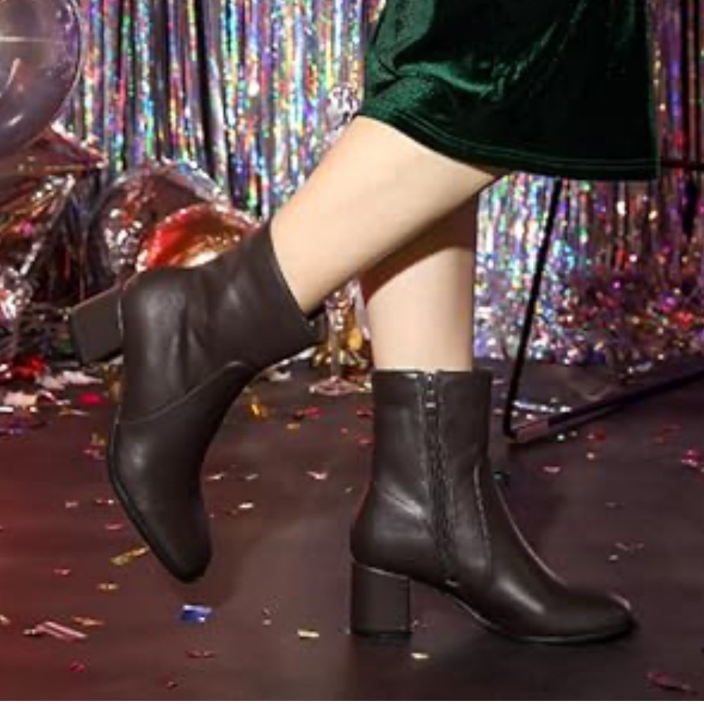 CLOSEOUT Naturalizer River Black leather Ankle Boots with Side Zipper Block Heel